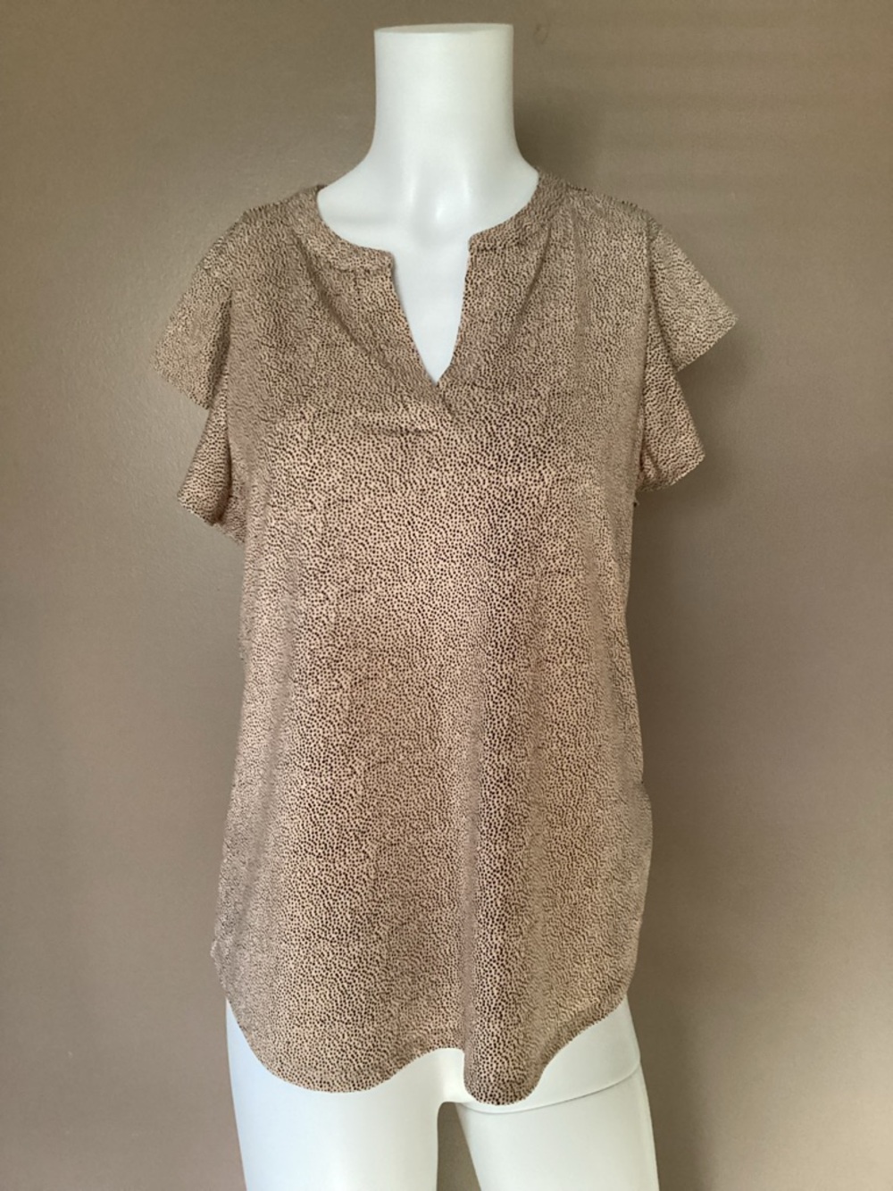 Adrianna Papell Tan Speckled Split-Neck Flutter Sleeve Blouse
